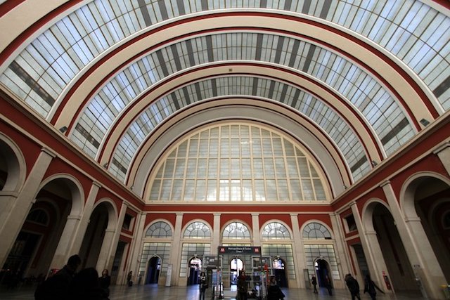 Estação Torino Porta Nuova em Turim - Itália Estação Torino Porta Nuova em Turim - Itália