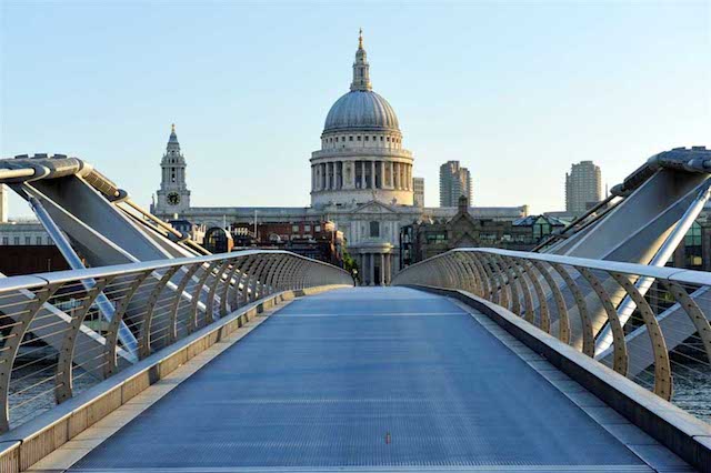Millennium Bridge em Londres Millennium Bridge em Londres