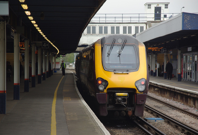 Trem na estação de Southampton Trem na estação de Southampton