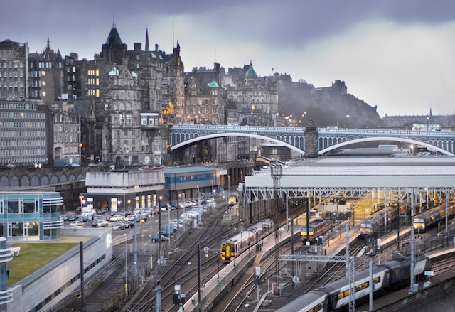 Estação Waverley em Edimburgo Estação Waverley em Edimburgo